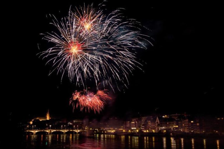Feu d'artifices tiré sur le Rhin à Bâle