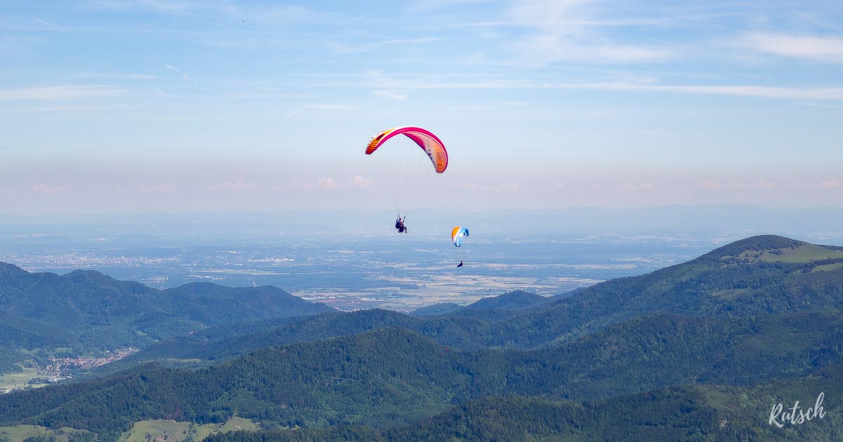 Parapente au dessus des Vosges, avec Bâle en toile de fond