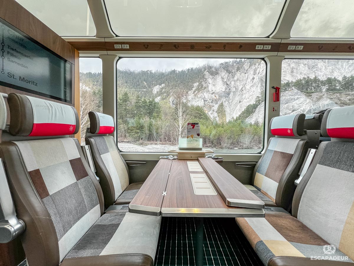 Glacier Express devant les gorges du Rhin