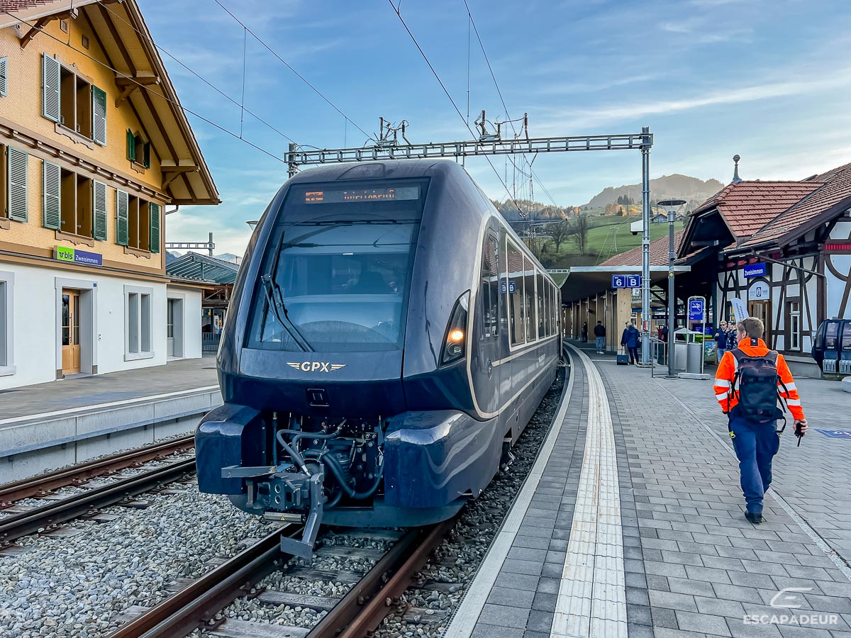Goldenpass Express - MOB - Train panoramique de Montreux à Interlaken - Gare de Zweisimmen